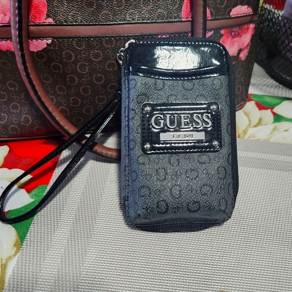 Guess wallet - Picture 1 of 4